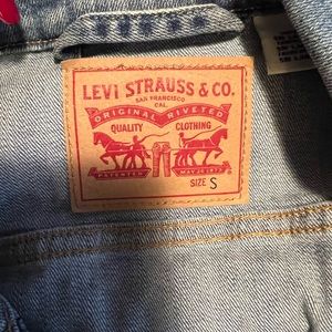woman’s levi’s jean jacket